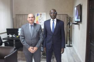 FB IMG 1663165153982 سفير مصر في تشاد يسلم وزيرة الإسكان التشادية دعوة لحضور مؤتمر مجلس وزراء التعاونيات بالقارة الأفريقية