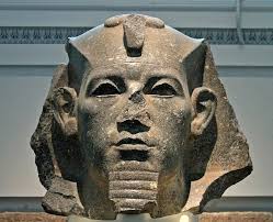 الثالث 1 منها تابوت الملك رمسيس وتمثال للملك امنمحات الثالث 7 قطع اثار تصل المتحف المصري الكبير لتزين "الدرج العظيم"