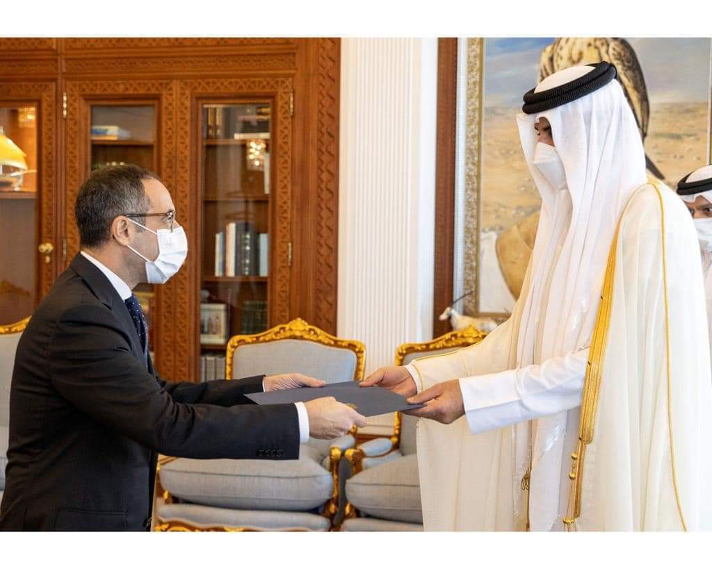 سفير مصر في الدوحة يقدم أوراق اعتماده إلى أمير قطر