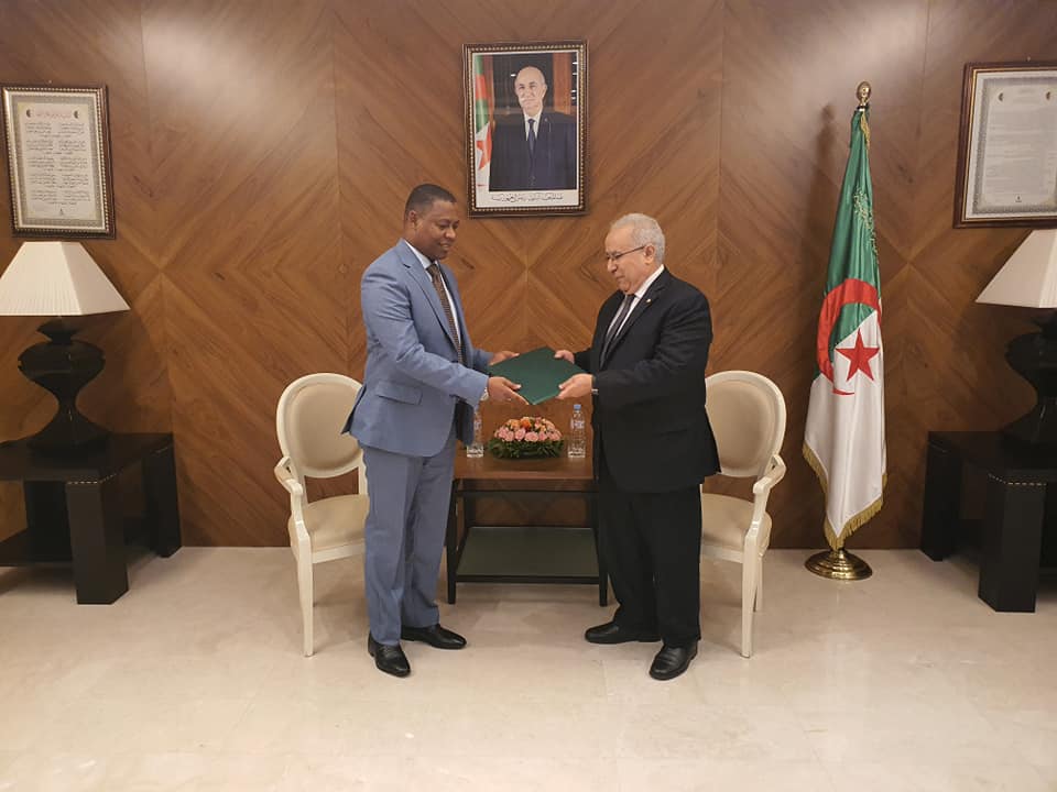 251216 ليبيا.. وزير خارجية الجزائر يشدد على أهمية بناء مؤسسات ديمقراطية قوية تنهي الخلافات وتحقق الامن في البلاد.