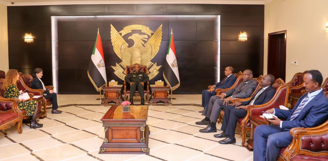 السودان : البرهان ينفي رغبة القوات المسلحة السودانية التمسك بالسلطة