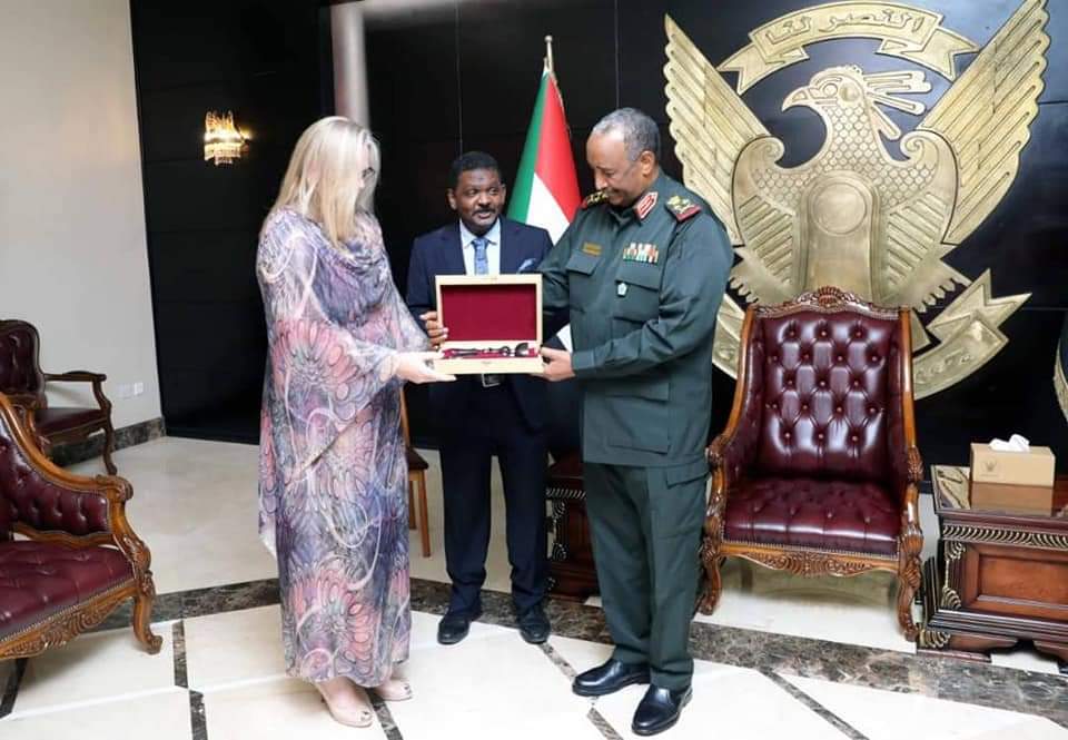 السودان .. « البرهان » يجدد تأكيدات القوات المسلحة السودانية بالإنسحاب من العملية السياسية 1 FB IMG 1660240419209 السودان .. « البرهان » يجدد تأكيدات القوات المسلحة السودانية بالإنسحاب من العملية السياسية