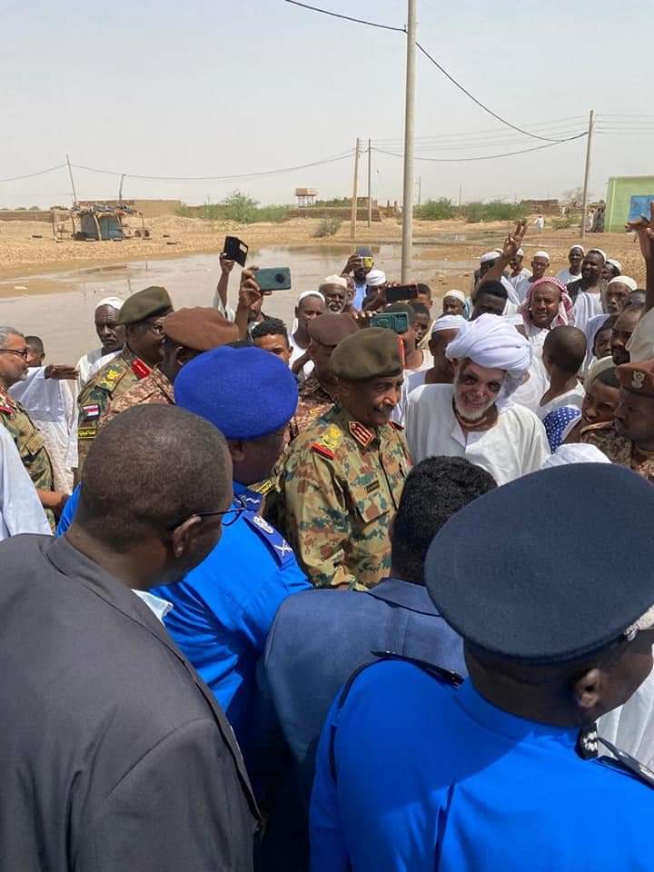 السودان .. « البرهان » يؤكد وقوفه بجانب المتضررين من الفيضانات وتقديم الدعم والعون لهم 10 FB IMG 1660489403211 السودان .. « البرهان » يؤكد وقوفه بجانب المتضررين من الفيضانات وتقديم الدعم والعون لهم