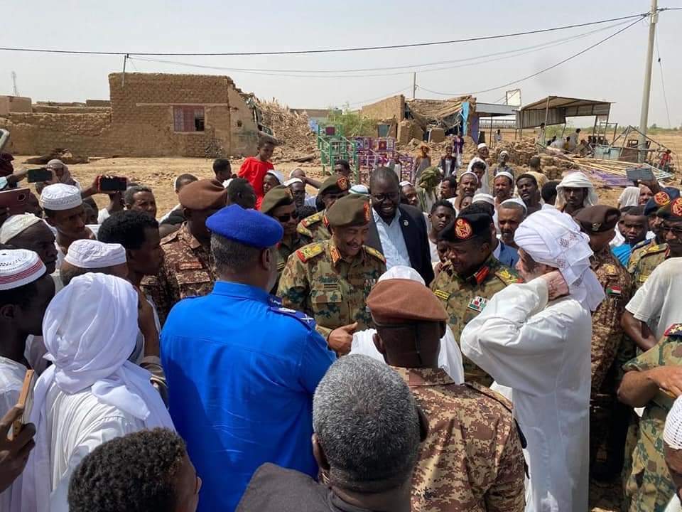 السودان .. « البرهان » يؤكد وقوفه بجانب المتضررين من الفيضانات وتقديم الدعم والعون لهم 9 FB IMG 1660489405845 السودان .. « البرهان » يؤكد وقوفه بجانب المتضررين من الفيضانات وتقديم الدعم والعون لهم