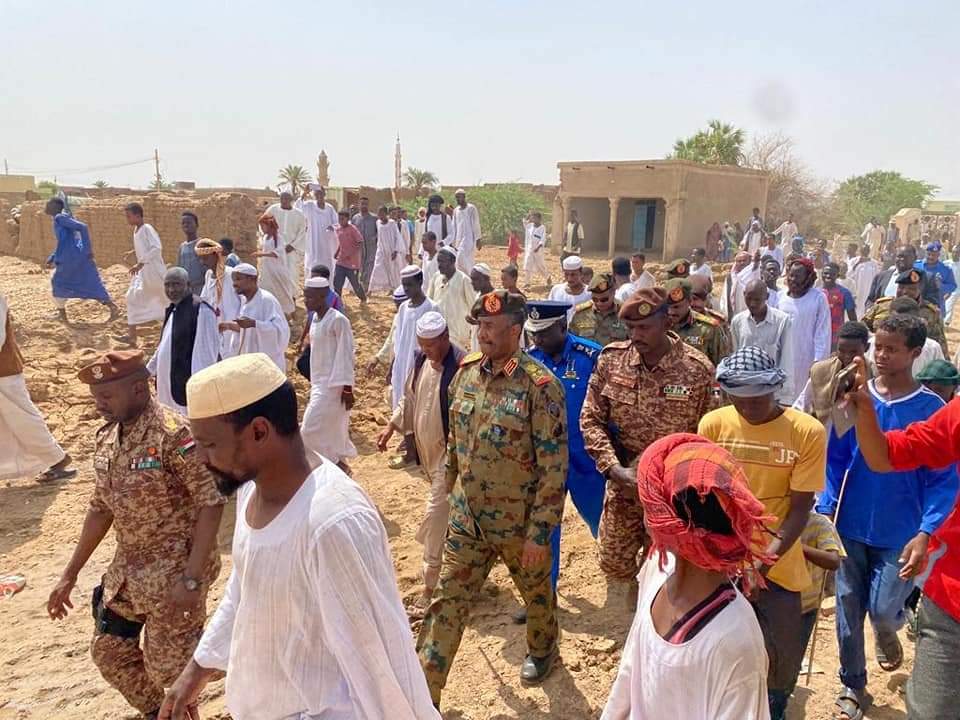 السودان .. « البرهان » يؤكد وقوفه بجانب المتضررين من الفيضانات وتقديم الدعم والعون لهم 6 FB IMG 1660489417241 السودان .. « البرهان » يؤكد وقوفه بجانب المتضررين من الفيضانات وتقديم الدعم والعون لهم