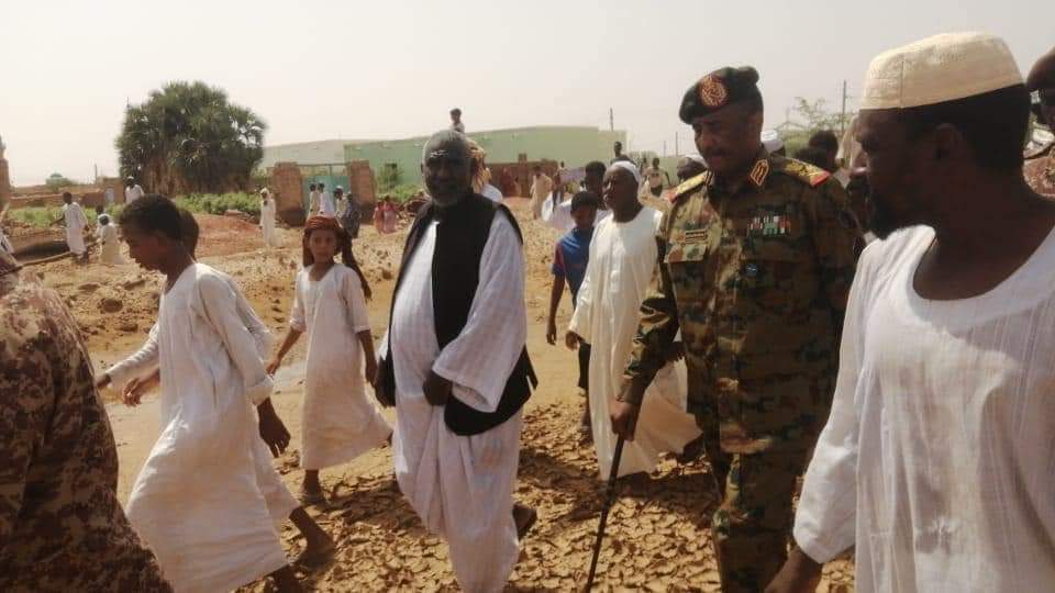 السودان .. « البرهان » يؤكد وقوفه بجانب المتضررين من الفيضانات وتقديم الدعم والعون لهم 5 FB IMG 1660489420610 السودان .. « البرهان » يؤكد وقوفه بجانب المتضررين من الفيضانات وتقديم الدعم والعون لهم