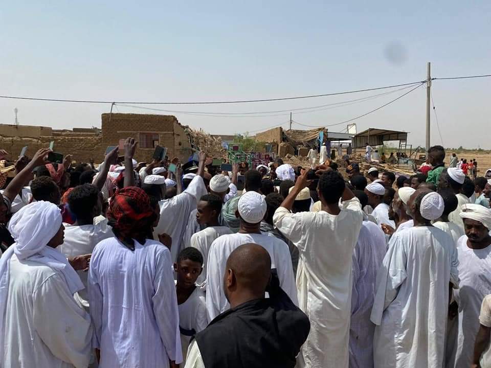 السودان .. « البرهان » يؤكد وقوفه بجانب المتضررين من الفيضانات وتقديم الدعم والعون لهم 3 FB IMG 1660489430565 السودان .. « البرهان » يؤكد وقوفه بجانب المتضررين من الفيضانات وتقديم الدعم والعون لهم