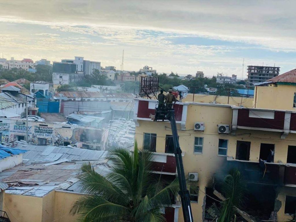 FB IMG 1660986166195 الصومال .. تقارير إعلامية تؤكد مقتل ١٢ شخصا في هجوم علي فندق في مقديشو