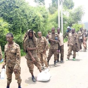 FB IMG 1661772197502 إثيوبيا .. نشطاء إثيوبيين يتداولون صورا لعشرات الجنود الاثيوبيين أسري لدي قوات " تيجراي " 