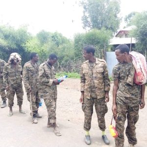 FB IMG 1661772202203 إثيوبيا .. نشطاء إثيوبيين يتداولون صورا لعشرات الجنود الاثيوبيين أسري لدي قوات " تيجراي " 