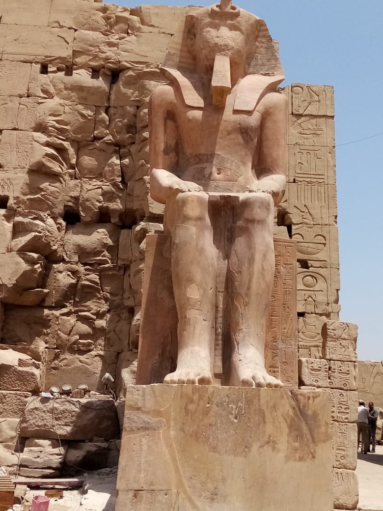 IMG 20220822 WA0040 مصر .. الإنتهاء من ترميم تمثال الملك تحتمس الثاني بالواجهة الجنوبية للصرح الثامن بمعابد الكرنك