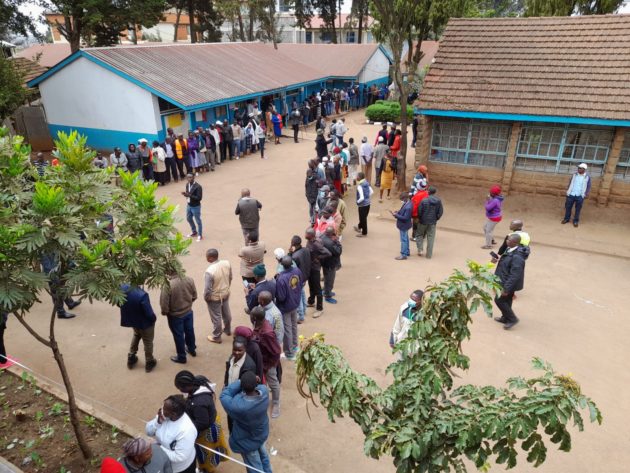 Kenyans voting e1660045296222 كينيا..إعادة فتح المدارس بعد استخدامها كمراكز اقتراع وفرز للإنتخابات
