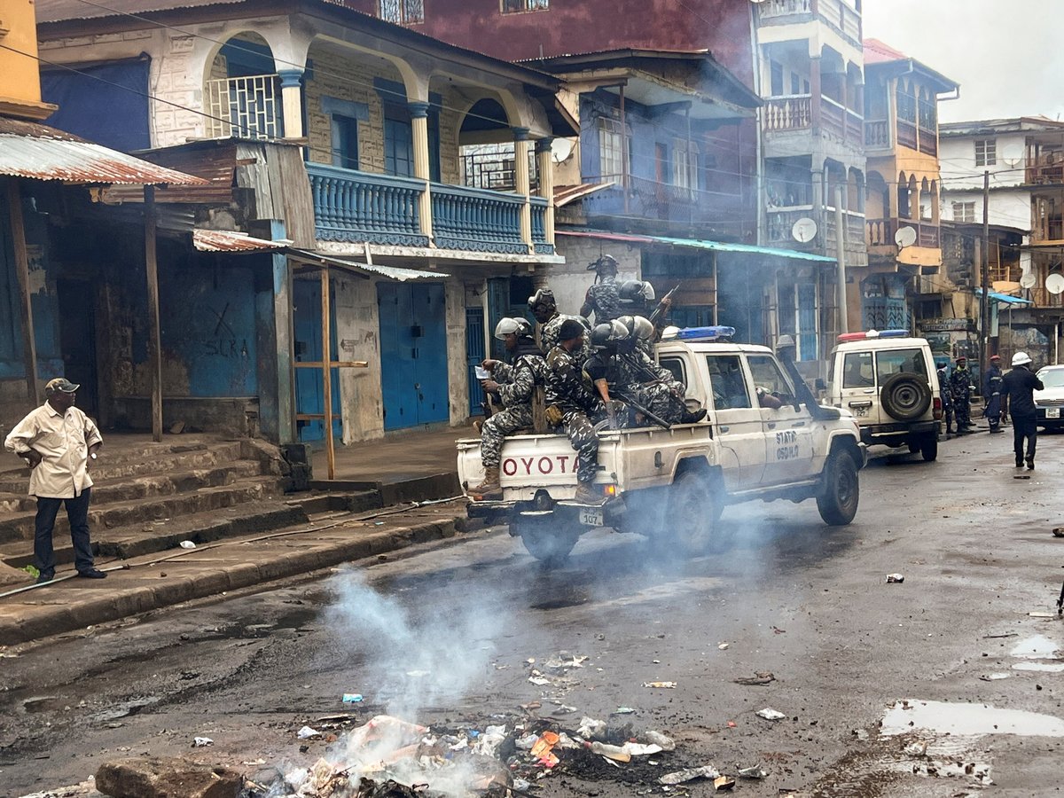٢٣١٧٢٦ ‏سيراليون .. فرض حظر التجوال عقب احتجاجات دامية مناهضة للحكومة
