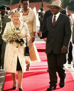 126660276 uganda ١٢ صورة نادرة لزيارات الملكة اليزابيث الثانية لأفريقيا