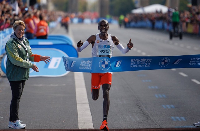كينيا.. إليود كيبشوج يسجل رقما قياسيا عالميا جديدا في ماراثون برلين 2022 1 Eliud Kipchoge كينيا.. إليود كيبشوج يسجل رقما قياسيا عالميا جديدا في ماراثون برلين 2022