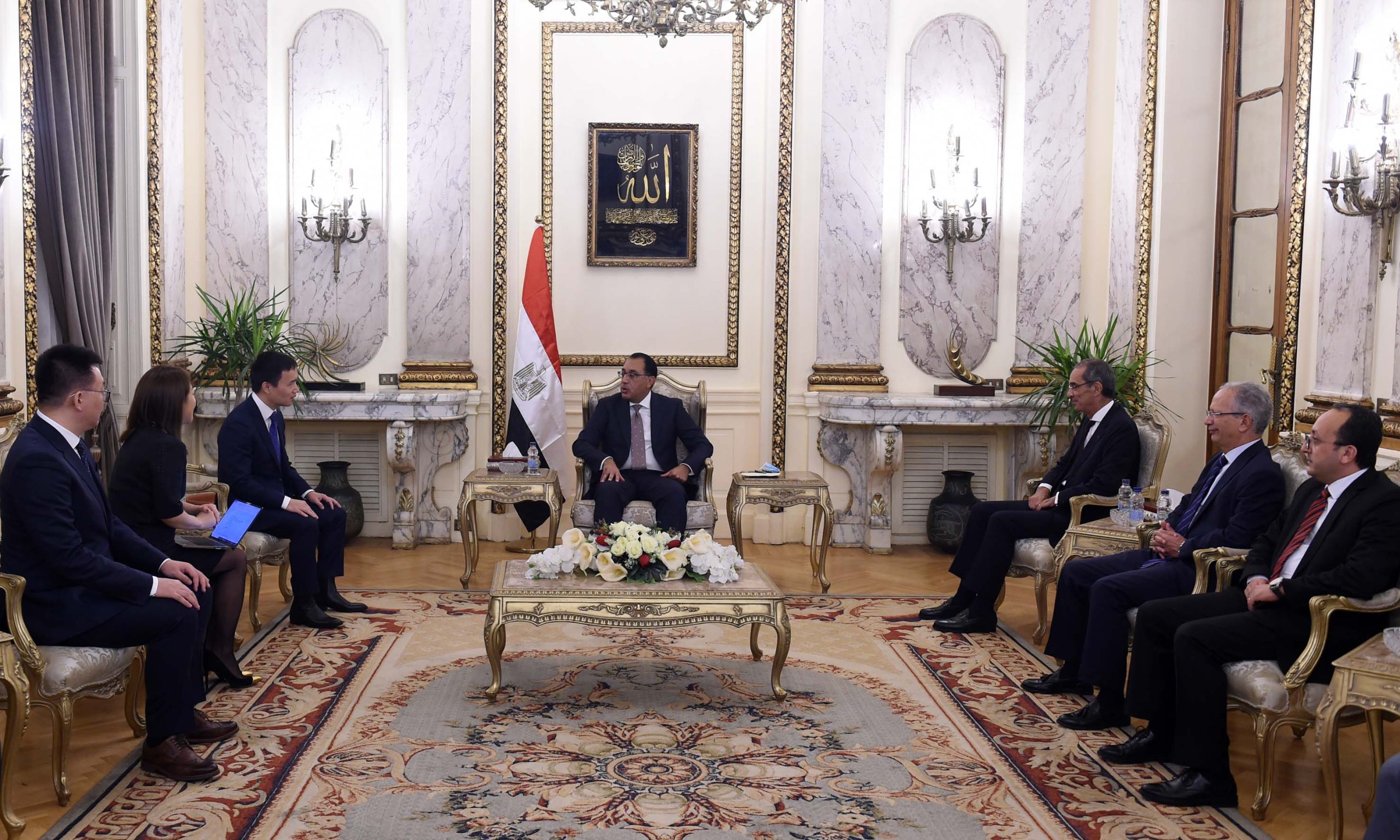 SLM 3892 scaled مصر .. رئيس  الوزراء يلتقي وفد  " OPPO" الصينية لاستعراض خططها  للاستثمار في مصر 