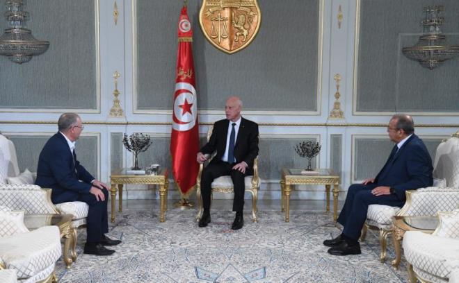 الرئيس التونسي يبحث مع " اتحاد الشغل" و "الصناعة والتجارة" القضايا المتعلقة بتراكم الأزمات