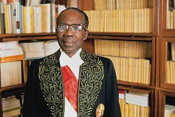 senghor "سنغور "الرئيس السنغالي الشاعر والأديب الذي ترك السلطة بإرادته وكتب إنتاجه بـ 3 لغات
