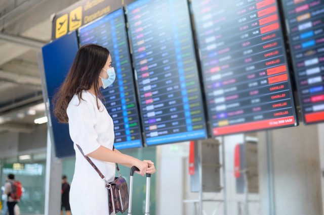 turista en aeropuerto foto de almundo e1599431793918 أمريكا.. تحذر مواطنيها من السفر لـ 10 وجهات في الخريف منها المغرب