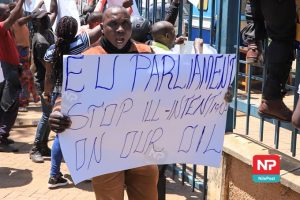 ١٣٢٨٣٨ أوغندا .. عشرات الاوغنديين يتظاهرون أمام مقر الاتحاد الأوروبي