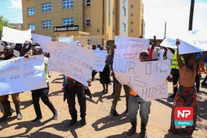١٣٢٨٥٠ أوغندا .. عشرات الاوغنديين يتظاهرون أمام مقر الاتحاد الأوروبي