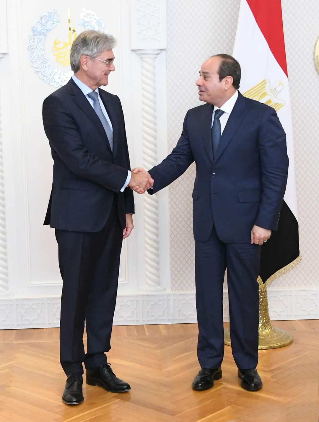 مصر .. السيسي يتابع مع " سيمنز العالمية للطاقة " آفاق التعاون المشترك فى مجال مشروعات الطاقة الخضراء 1 FB IMG 1665925897967 مصر .. السيسي يتابع مع " سيمنز العالمية للطاقة " آفاق التعاون المشترك فى مجال مشروعات الطاقة الخضراء