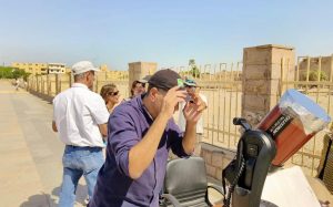 IMG 20221025 WA0003 مصر ..  زائري معابد الكرنك التاريخية يشهدون ظاهرة كسوف الشمس