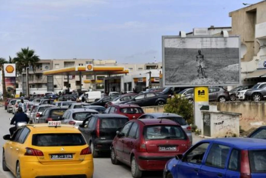 وقود في تونس تونس .. أزمة وقود تضرب العاصمة التونسية .. وطوابير السيارات تظهر أمام محطات الوقود
