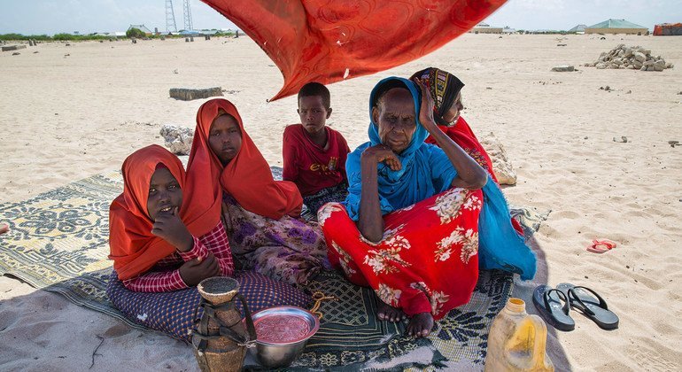 في الصومال الصومال..80 ألف يعبرون الحدود الي كينيا هرباً من الجوع وبحثاً عن الماء والطعام والامن