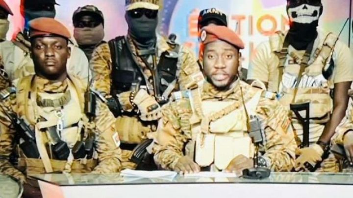 رئيس المجلس العسكري المطاح به في بوركينا فاسو يوافق على الاستقالة