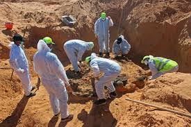 4 ليبيا .. العثور علي 42 جثة مجهولة الهوية من مقبرة جماعية في سرت الليبية