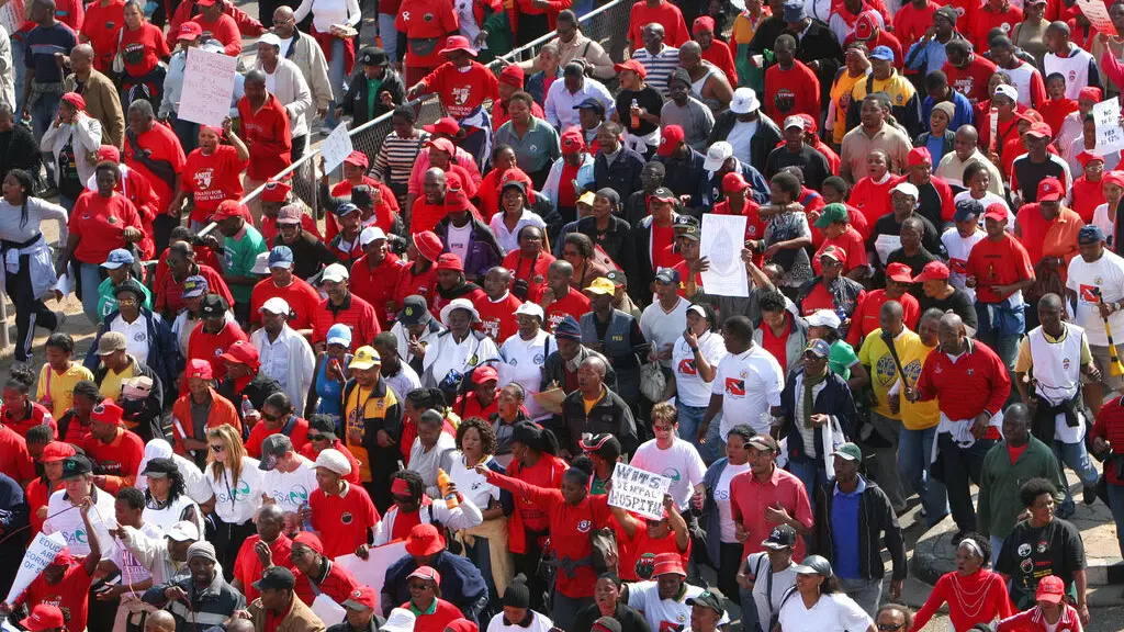 1024x576 cmsv2 33b23ee9 07c8 501d b146 3ff447344e5c 7185304 جنوب إفريقيا.. الآف العمال يسيرون في مظاهرات رفضاً لزيادة الاجور بنسبة 3%