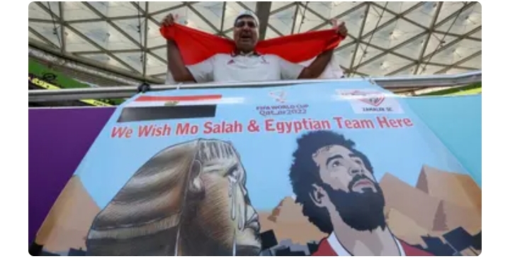 Screenshot 20221125 160556 "تمنينا مصر وصلاح هنا" لافتة من مشجع خلال مباراة قطر والسنغال في مونديال 2022 
