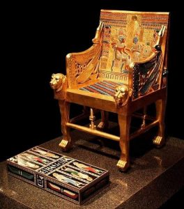 Ea6Lne1WoAIeka0 شاهد عظمة ملوك مصر هذا كرسي الملك "توت عنخ امون" الذي حكم قبل 3500 عام