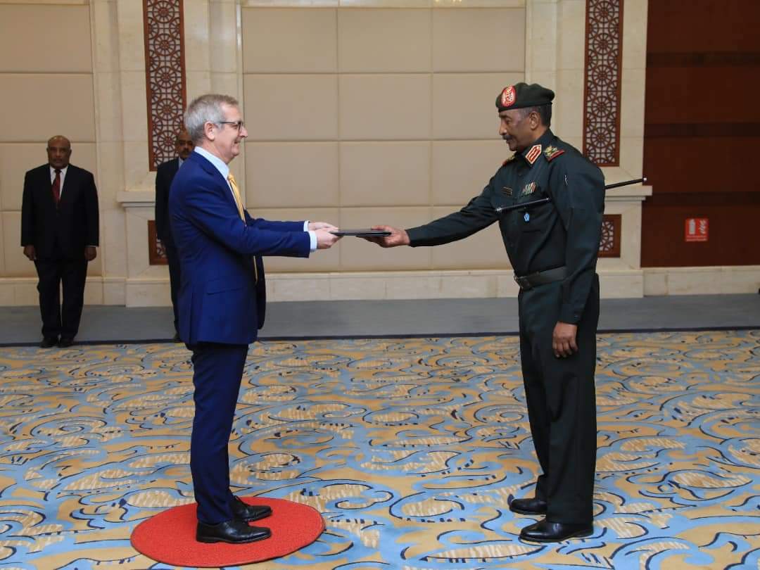 السودان .. « البرهان » يتسلم أوراق اعتماد سفير الإتحاد الأوروبي لدي الخرطوم 1 FB IMG 1669899572012 السودان .. « البرهان » يتسلم أوراق اعتماد سفير الإتحاد الأوروبي لدي الخرطوم