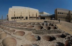 الأثرية مصر..65 زائراً من مختلف قارات العالم يزورون مركز ترميمي الأثار بالمتحف القومي للحضارة المصرية