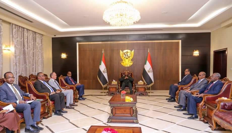 السودان .. « البرهان » يلتقي المبعوث الخاص لشؤون اللاجئين بالقرن الأفريقي 1 FB IMG 1675177914514 السودان .. « البرهان » يلتقي المبعوث الخاص لشؤون اللاجئين بالقرن الأفريقي