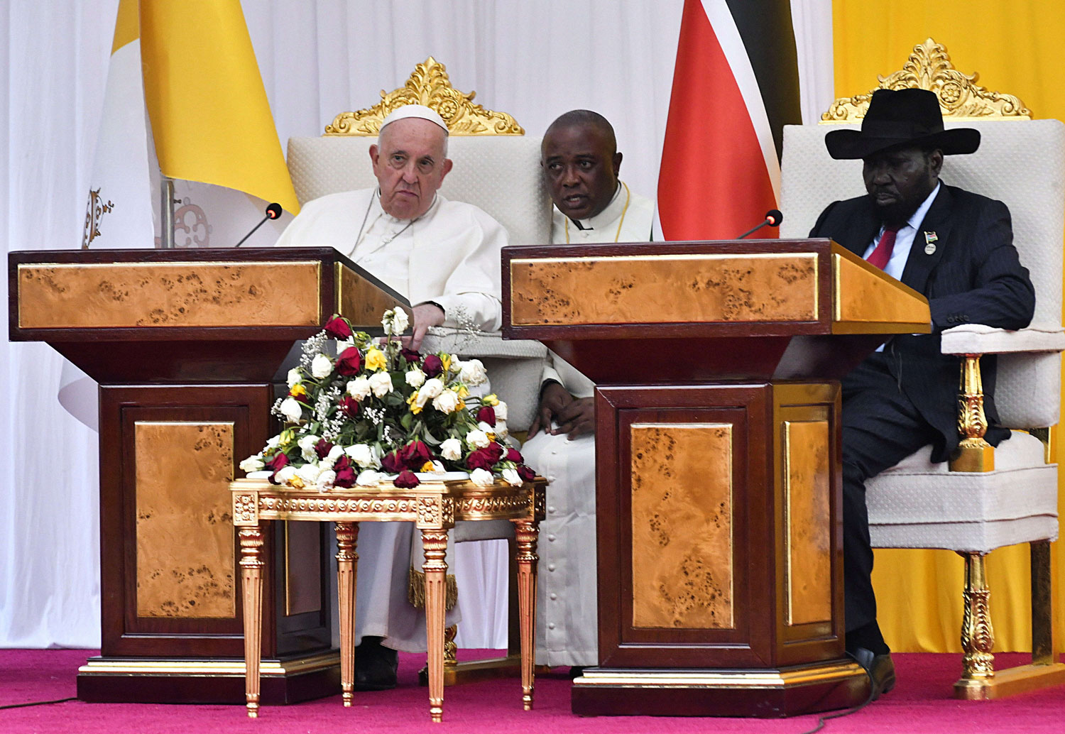 21 0 البابا فرانسيس يختتم جولته الأفريقية بعقد قداس في جوبا شارك فيه 70 ألف شخص