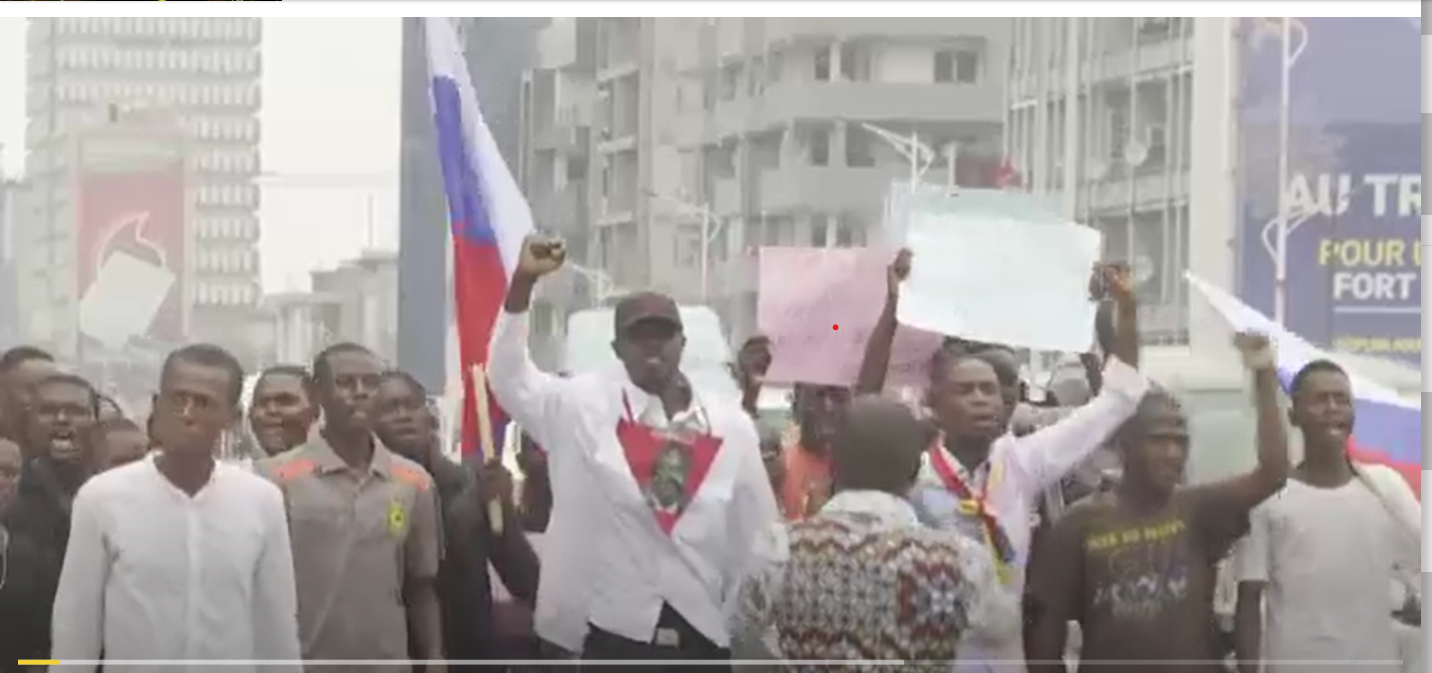 Screenshot 2023 03 05 221929 الكونغو الديمقراطية.. مسيرة إحتجاجية ضد زيارة ماكرون ترفع اعلام روسيا وصور بوتين يوم 3 مارس