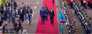 Screenshot 2023 03 05 224001 الكونغو الديمقراطية.. مسيرة إحتجاجية ضد زيارة ماكرون ترفع اعلام روسيا وصور بوتين يوم 3 مارس