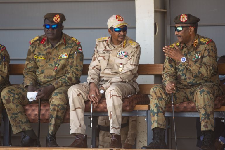 ودقلو السودان .. « البرهان » يعفي « حميدتي » من منصبه في مجلس السيادة 