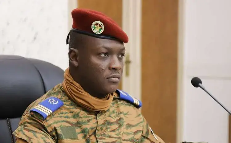 Capitaine I Traore بوركينا فاسو: النقيب تراوري يوقع مرسوم التعبئة العامة