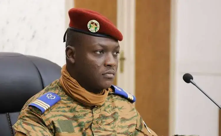 بوركينا فاسو: النقيب تراوري يوقع مرسوم التعبئة العامة 1 Capitaine I Traore بوركينا فاسو: النقيب تراوري يوقع مرسوم التعبئة العامة