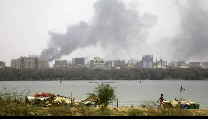 IMG ٢٠٢٣٠٤١٩ ١٨٤٨١٥ جنود من الجيش السوداني يحتفلون داخل القيادة العامة للقوات المسلحة