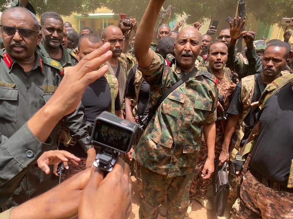 FB IMG 1685458557431 1 السودان .. « البرهان » يظهر مجددا وسط جنوده مرتديا زيه العسكري حاملا سلاحه