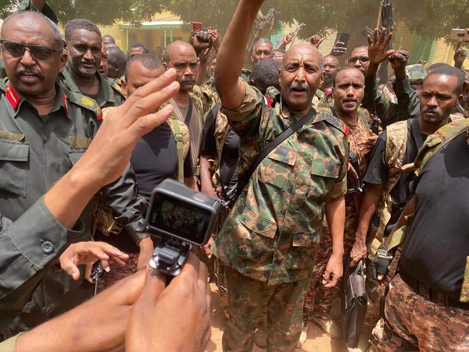 السودان .. رسائل نارية من " البرهان " : سنضطر لاستخدام القوة المميته 1 FB IMG 1685458557431 1 السودان .. رسائل نارية من " البرهان " : سنضطر لاستخدام القوة المميته