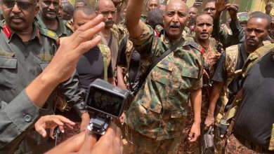 FB IMG 1685458557431 السودان .. « البرهان » يظهر مجددا وسط جنوده مرتديا زيه العسكري حاملا سلاحه