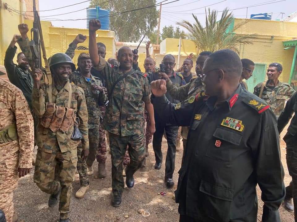 FB IMG 1685458560507 1 السودان .. « البرهان » يظهر مجددا وسط جنوده مرتديا زيه العسكري حاملا سلاحه