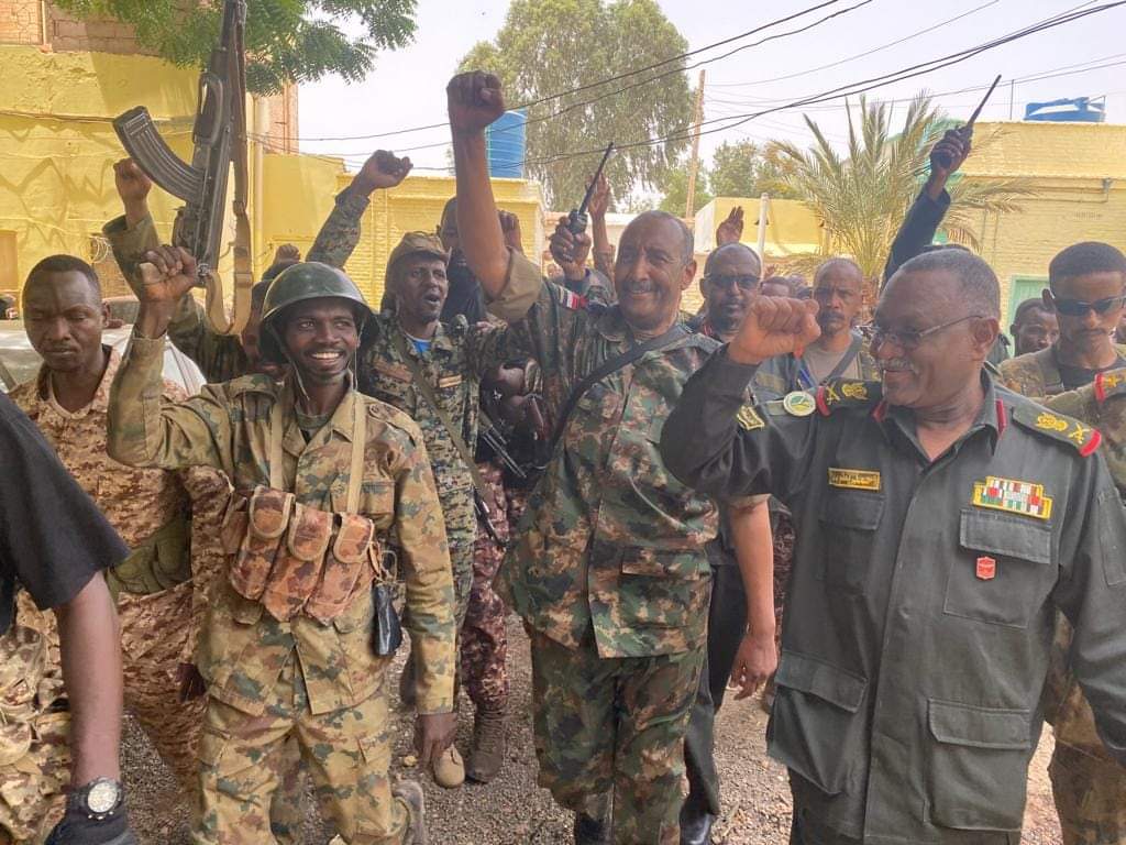 FB IMG 1685458563191 1 السودان .. « البرهان » يظهر مجددا وسط جنوده مرتديا زيه العسكري حاملا سلاحه