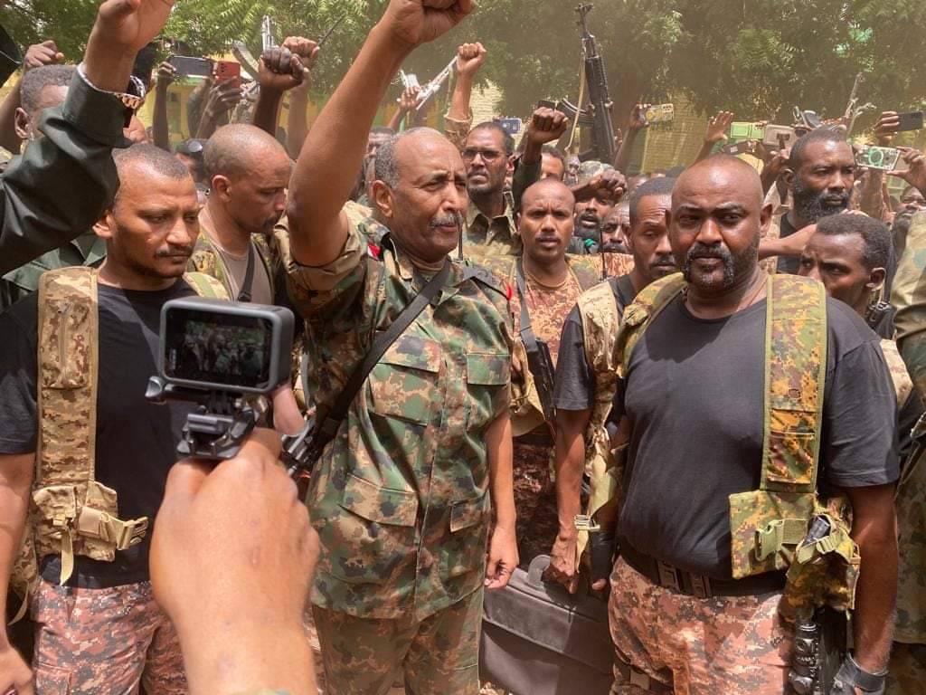 FB IMG 1685458565502 1 السودان .. « البرهان » يظهر مجددا وسط جنوده مرتديا زيه العسكري حاملا سلاحه